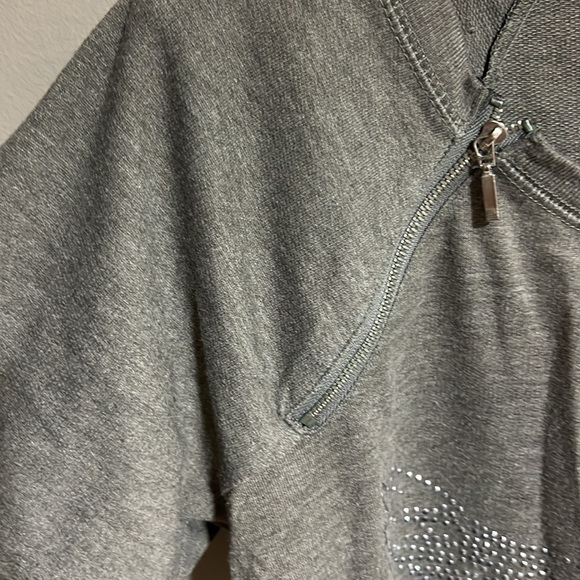 Zipper Top with Design - Picture 2 of 6